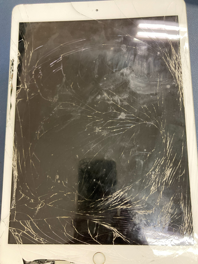 豊川市でiPad 第7世代のガラス割れ修理】大きく割れてしまった画面も